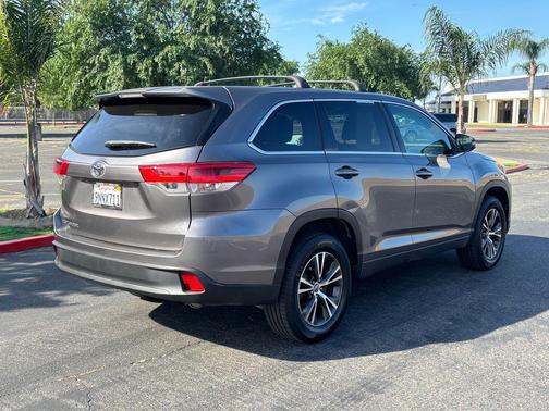 Predawn Gray Mica 2018 Toyota Highlander LE