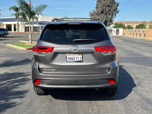 Predawn Gray Mica 2018 Toyota Highlander LE