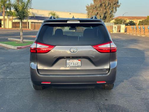 2018 Toyota Sienna LE