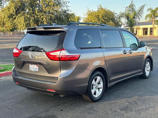 2018 Toyota Sienna LE