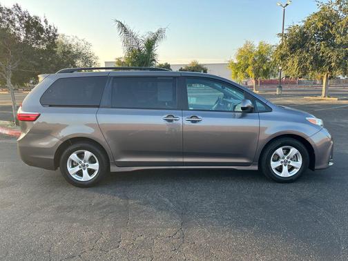2018 Toyota Sienna LE