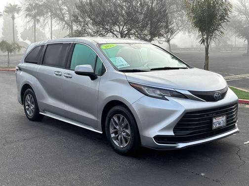 2023 Toyota Sienna LE