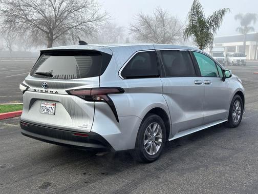 2023 Toyota Sienna LE