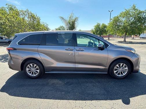 2021 Toyota Sienna LE