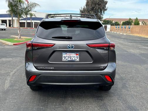 Magnetic Gray Metallic 2022 Toyota Highlander Hybrid LE