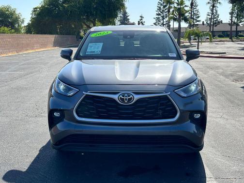 Magnetic Gray Metallic 2023 Toyota Highlander LE