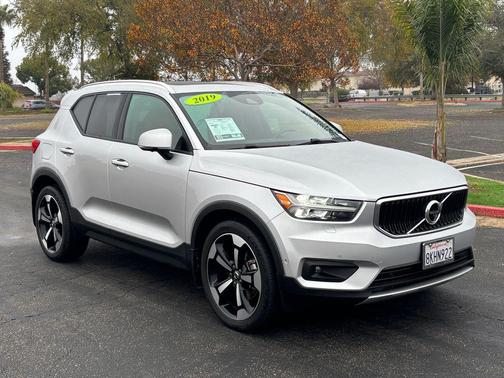 2019 Volvo XC40 T5 Momentum