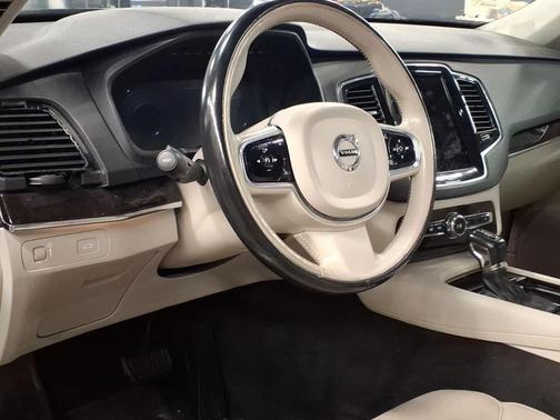 2016 Volvo XC90 T6 Momentum