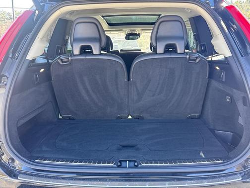 Onyx Black Metallic 2017 Volvo XC90 T6 Momentum