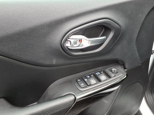 Bright White Clearcoat 2019 Jeep Cherokee Altitude