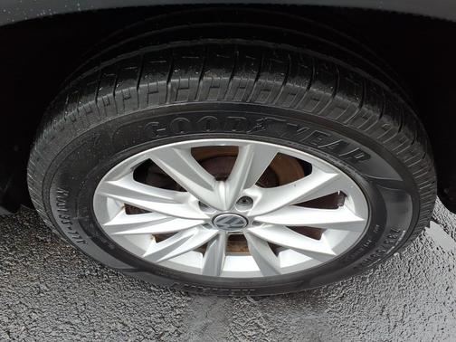 Reflex Silver Metallic 2018 Volkswagen Tiguan Limited 2.0T 4MOTION