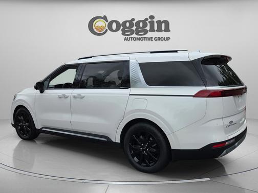 Snow White Pearl 2022 Kia Carnival SX