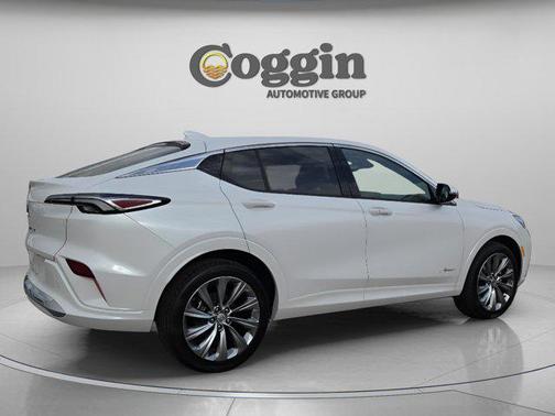 White Frost Tricoat 2026 Buick Envista Avenir FWD