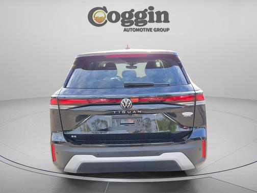 Deep Black Pearl 2025 Volkswagen Tiguan 2.0T SE
