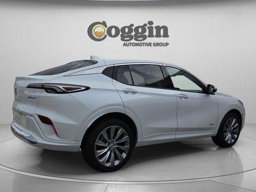 White Frost Tricoat 2024 Buick Envista Avenir FWD