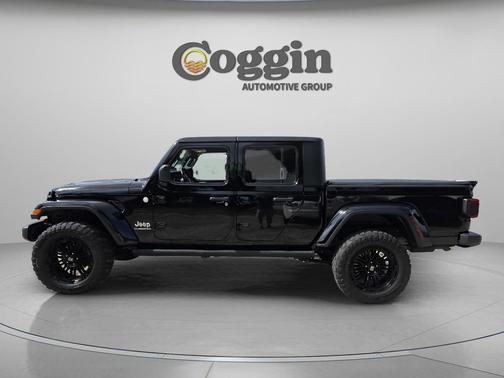 Black Clearcoat 2020 Jeep Gladiator Overland
