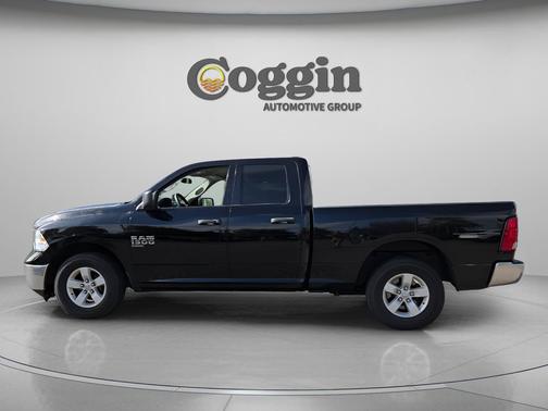 Diamond Black Crystal Pearlcoat 2024 RAM 1500 Classic SLT