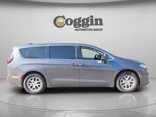 Granite Crystal Metallic Clearcoat 2023 Chrysler Pacifica Touring L