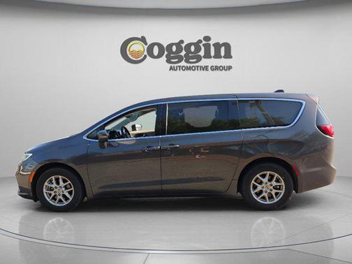 Granite Crystal Metallic Clearcoat 2023 Chrysler Pacifica Touring L
