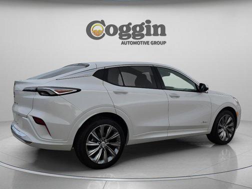 White Frost Tricoat 2026 Buick Envista Avenir FWD