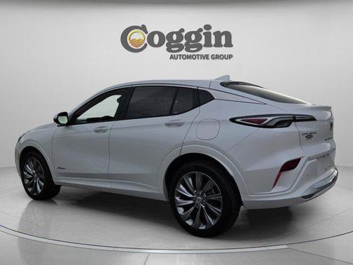 White Frost Tricoat 2026 Buick Envista Avenir FWD