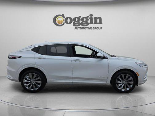 White Frost Tricoat 2026 Buick Envista Avenir FWD