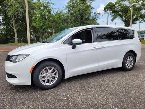 2022 Chrysler Voyager LX