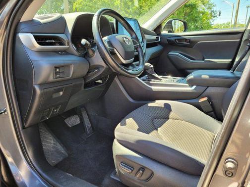 2022 Toyota Highlander LE