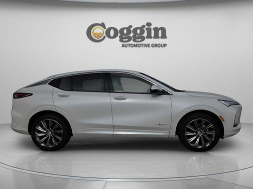 White Frost Tricoat 2026 Buick Envista Avenir FWD