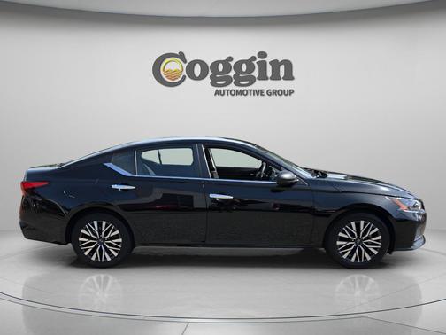 Super Black 2024 Nissan Altima 2.5 SV