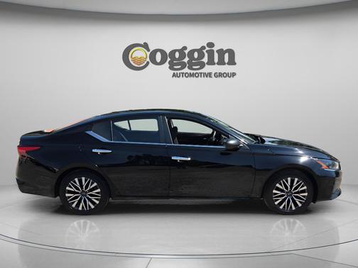 Super Black 2024 Nissan Altima 2.5 SV
