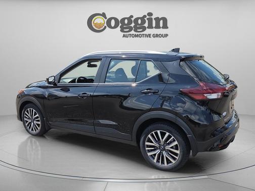 Super Black 2024 Nissan Kicks SV