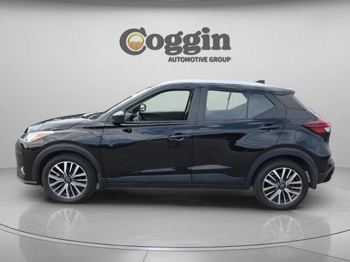Super Black 2024 Nissan Kicks SV