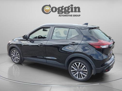 Super Black 2024 Nissan Kicks SV