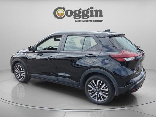 Super Black 2024 Nissan Kicks SV