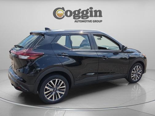 Super Black 2024 Nissan Kicks SV