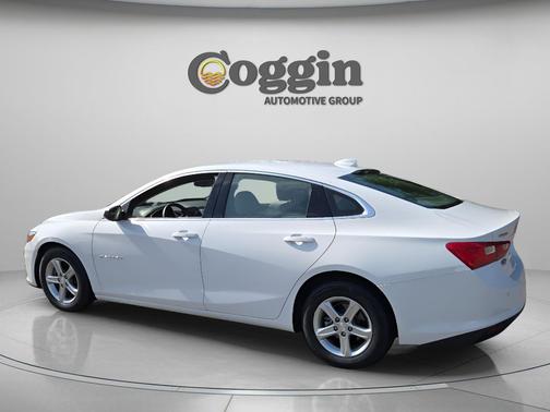 Summit White 2024 Chevrolet Malibu FWD 1LT