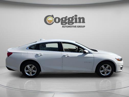 Summit White 2024 Chevrolet Malibu FWD 1LT