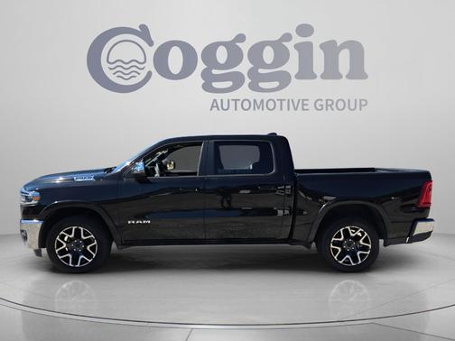 Diamond Black Crystal Pearlcoat 2025 RAM 1500 Laramie
