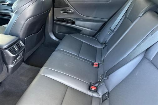 2024 Lexus ES 300h F SPORT Handling