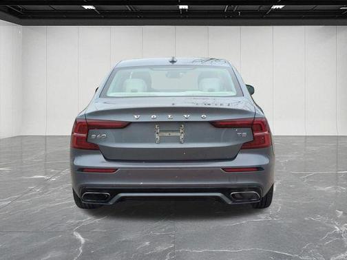 2021 Volvo S60 T5 Momentum