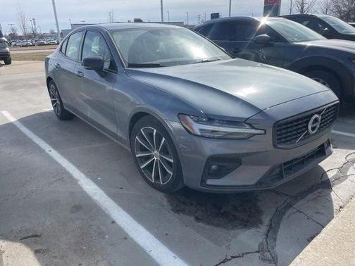 2021 Volvo S60 T5 Momentum