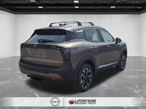 Canyon Bronze M 2026 Nissan Kicks SV