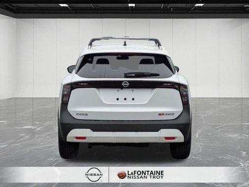 Aspen White Tri 2026 Nissan Kicks SR