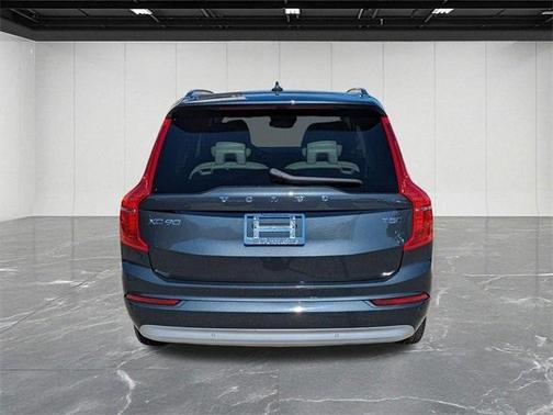 2022 Volvo XC90 T5 Momentum 7 Passenger