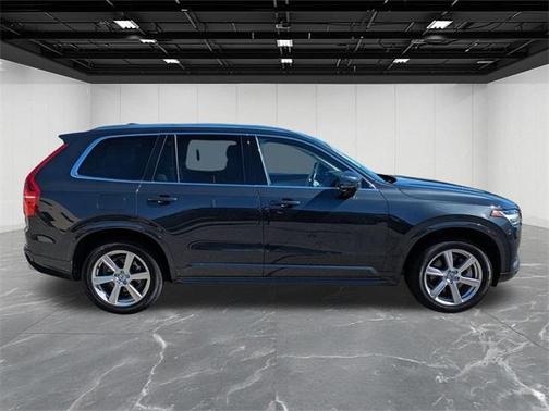 2022 Volvo XC90 T5 Momentum 7 Passenger