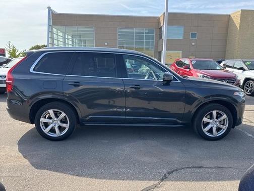 2022 Volvo XC90 T5 Momentum 7 Passenger
