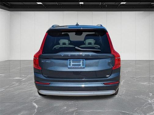 2022 Volvo XC90 T5 Momentum 7 Passenger