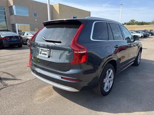 2022 Volvo XC90 T5 Momentum 7 Passenger
