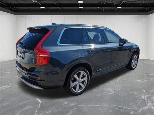 2022 Volvo XC90 T5 Momentum 7 Passenger